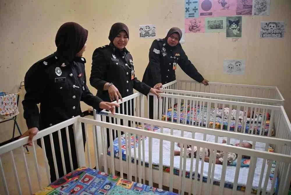 Dari kiri, Timbalan Penguasa Penjara, Najah Mohd Noor, Farah dan Siti Noor Aznee melihat anak kepada warga asing yang menjalani hukuman di Penjara Pokok Sena. FOTO: PENJARA POKOK SENA