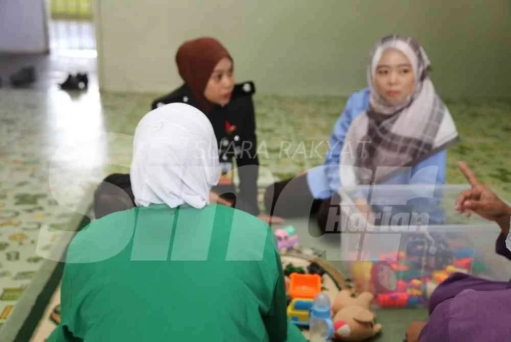 Pengalaman Sha (berbaju hijau) membesarkan anak bongsunya di dalam penjara menjadi detik sukar dalam hidup.