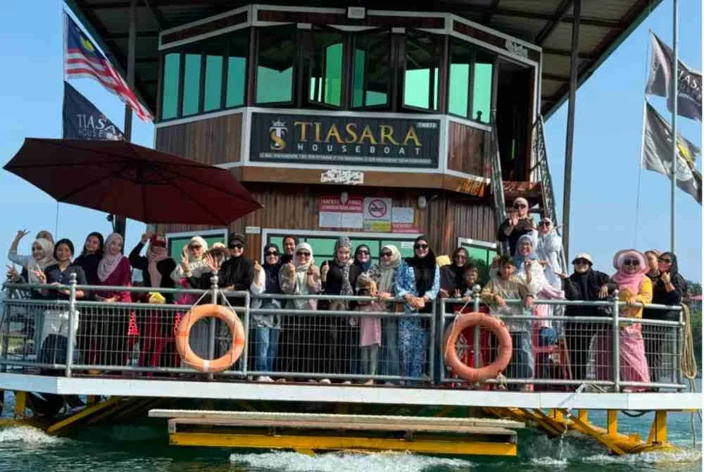 Ahli-ahli Penggerak Wanita Pasir Puteh menyertai program santai selama dua hari satu malam di Tasik Kenyir pada 8 dan 9 Jun lalu dengan menginap di Houseboat Tiasara.