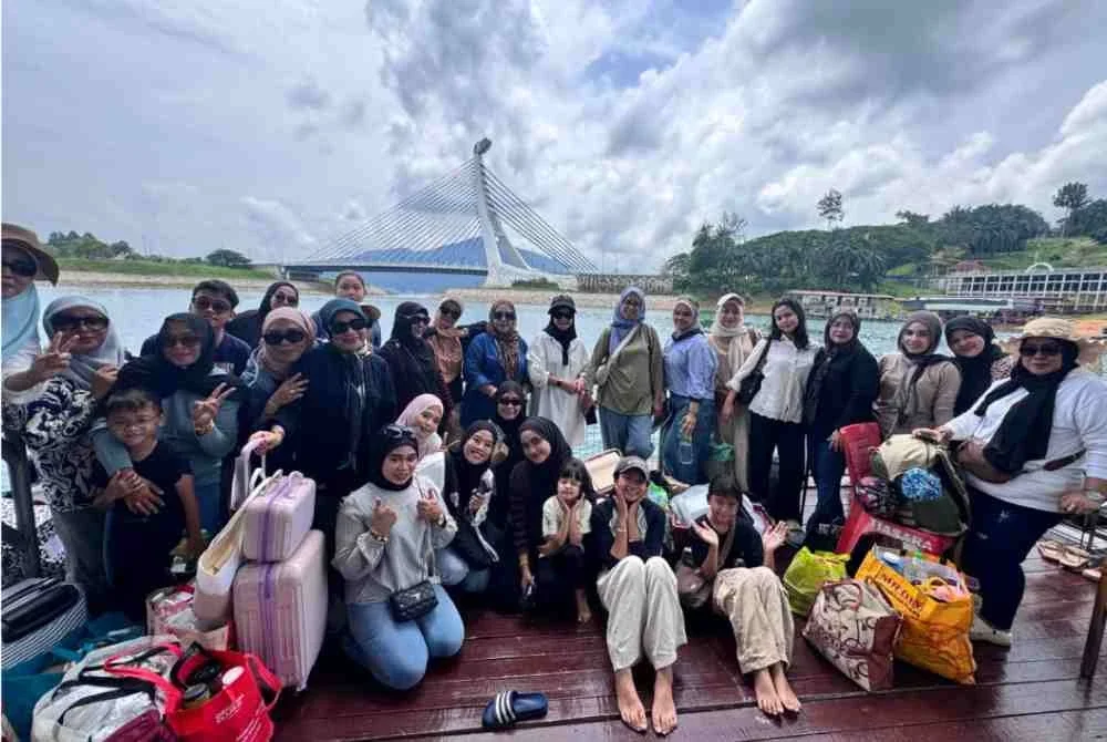 Ahli-ahli Penggerak Wanita Pasir Puteh menyertai program santai selama dua hari satu malam di Tasik Kenyir.