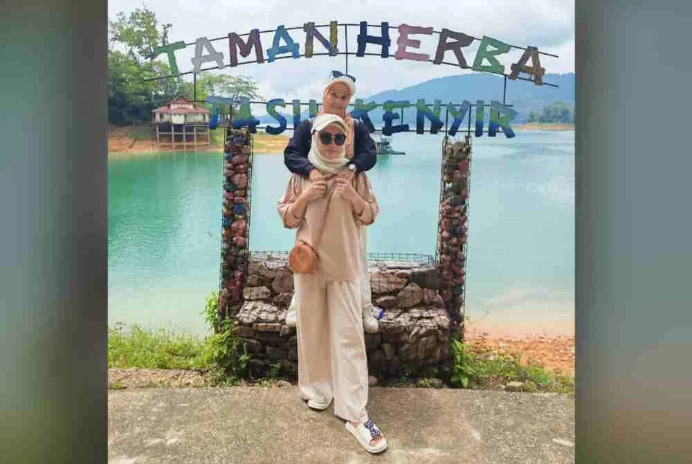 Fara Haryanti Mat Zain dan Emma Nadia Johari, dua pemimpin NGO bergambar berlatarbelakang Taman Herba.