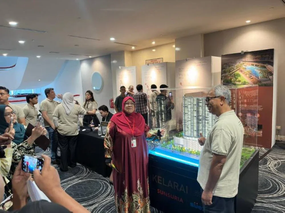 Sanita menunjukkan model pembangunan Residensi Kelarai.