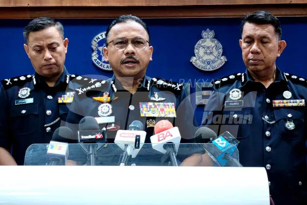 Mohd Yusoff (tengah) semasa sidang akhbar selepas perhimpunan bulanan di IPK Kelantan, Kota Bharu pada Isnin.