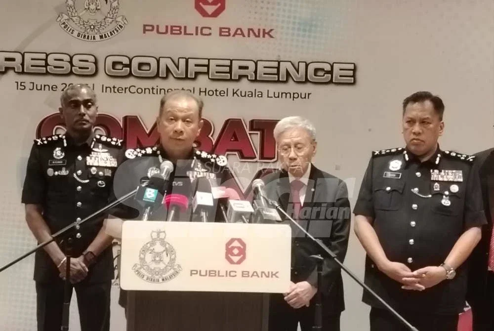 Mohd Khalid (dua dari kiri) ketika sidang akhbar sempena Majlis Pelancaran Perangi Scam: Dua Pasukan Satu Matlamat pada Isnin.