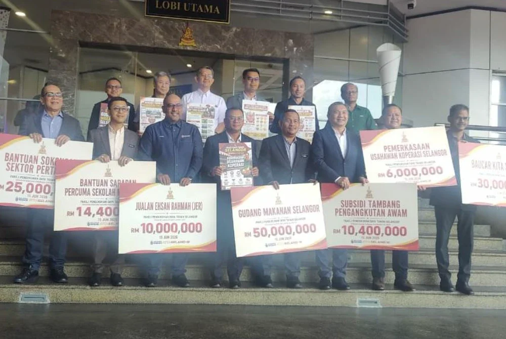 Amirudin (lima dari kanan) bersama Exco Selangor bergambar selepas Pelancaran Pakej PPDTS Fasa 1 di Bilik MTES, SUK di sini pada Isnin.