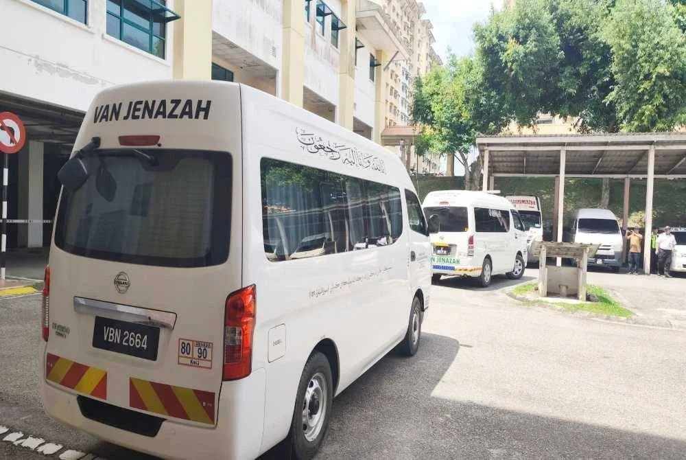 Van jenazah membawa kesemua mangsa dibawa keluar dari unit forensik Hoshas untuk disembahyangkan seterusnya dikebumikan.