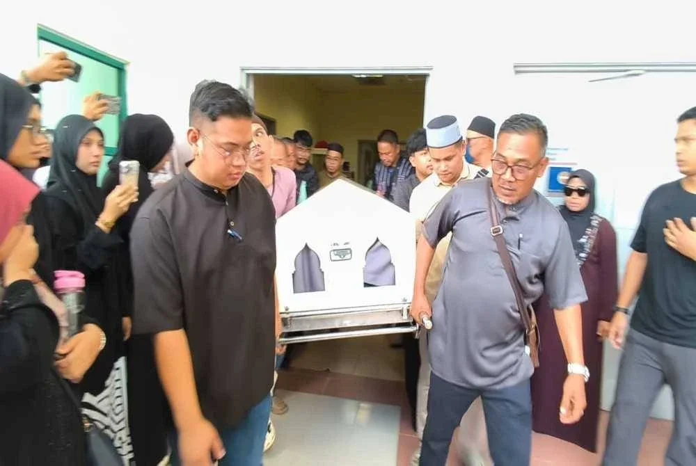 Jamlus mengusung jenazah salah seorang ahli keluarga yang maut dalam nahas di Unit Forensik HOSHAS di sini pada Isnin.