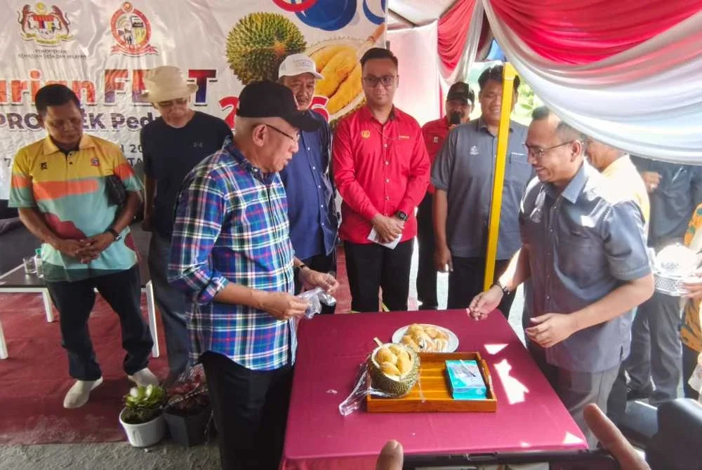 Mahdzir (kiri) hadir merasmikan Durian Fest @ PROSPEK Pedu 4.0 di Bukit Langsat, Padang Setol di Pedu pada Isnin.