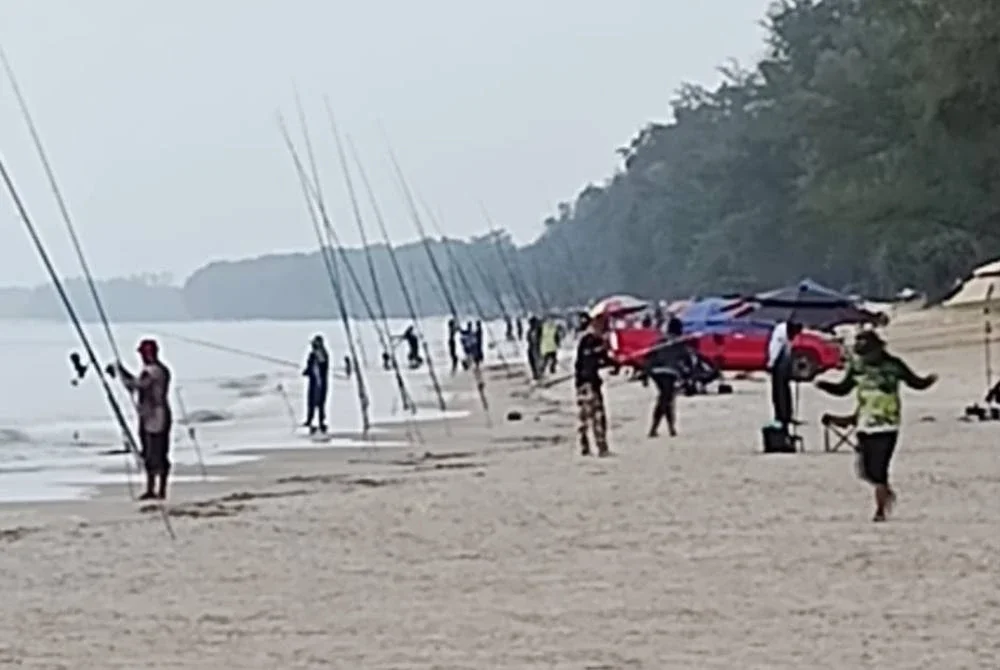 Sebahagian daripada 342 peserta yang mengambil bahagian dalam Pertandingan Memancing Jelajah Joran Pantai Timur (JJPT) di Pantai Sepat.