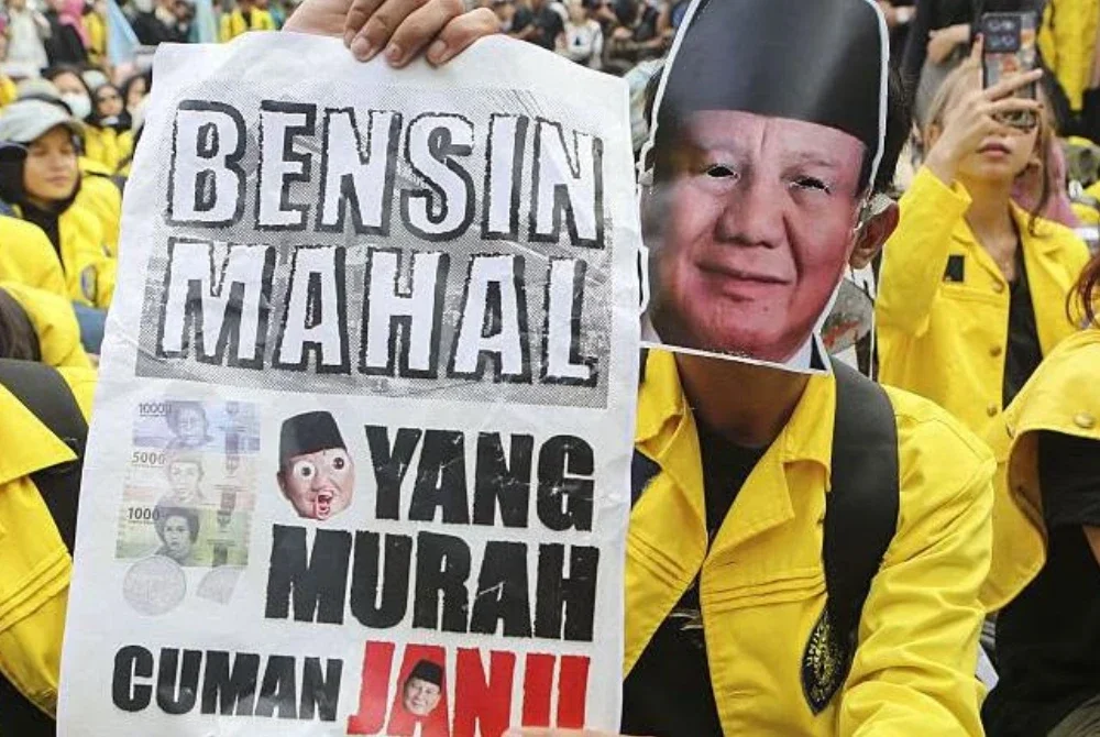 Seorang demonstran memakai topeng bergambar wajah Presiden Indonesia, Prabowo Subianto, ketika menyertai protes antikerajaan di Jakarta. - Foto Anadolu.