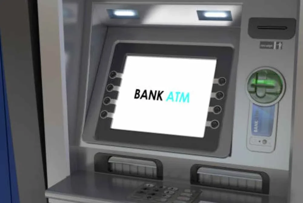Inisiatif itu membolehkan pemegang kad debit Malaysia mengakses lebih 14,000 ATM dan SRM di seluruh negara. Gambar hiasan