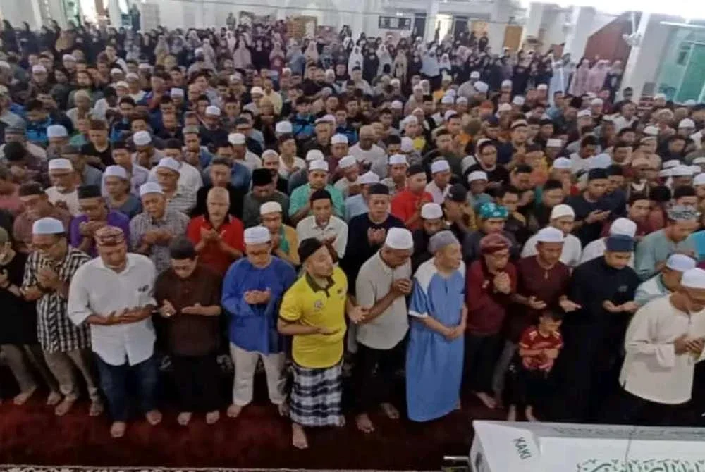 Solat jenazah yang diadakan di Masjid Al-Firdaus pada Isnin dipenuhi jemaah yang hadir untuk memberikan penghormatan terakhir.