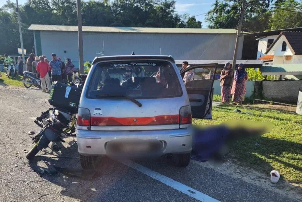 Perjalanan sepasang suami isteri warga emas berakhir dengan tragedi apabila kedua-duanya maut selepas motosikal yang dinaiki terlibat dalam kemalangan dengan sebuah Perodua Kancil di Jalan Selising-Tok Bok berhampiran simpang Kampung Sungai Durian, Pasir Puteh pada Isnin. - Foto PDRM
