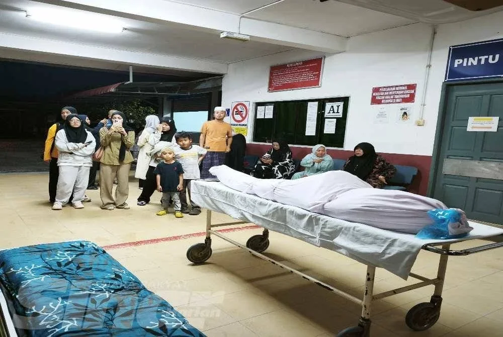 Anak-anak dan cucu-cucu memenuhi Unit Forensik Hospital Tengku Anis, Pasir Puteh bagi menguruskan jenazah Mohamad Shaufi dan isteri Kamarsah pada Isnin.Foto: HAZELEN LIANA KAMARUDIN