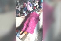 Jasadnya turut diselubungi kain selepas beberapa individu menyangka dia benar-benar sudah meninggal dunia. Foto Agensi
