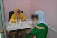 Siti ketika berkongsi perit jerih membesarkan anak perempuannya berusia setahun di balik tirai besi di Penjara Pengkalan Chepa, Kota Bharu.
