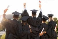 Bukan setakat pelajar cemerlang dari bandar, anak-anak luar bandar dan golongan B40 pun beroleh peluang belajar di universiti terbaik dunia melalui pinjaman pendidikan separa biasiswa yang disediakan. Gambar hiasan