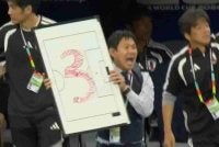 Moriyasu mencuri perhatian apabila menggunakan papan taktikal besar untuk menyampaikan arahan kepada pemainnya. Foto: Agensi
