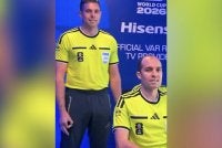 Pegawai Liga A Australia itu didakwa membuat isyarat tangan 'OK' secara terbalik yang boleh ditafsirkan sebagai simbol yang dikaitkan dengan fahaman white supremacy. Foto: Agensi