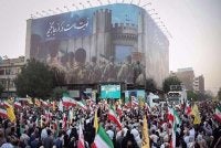 Orang ramai berkumpul di Dataran Enghelab, Teheran ketika konflik yang melanda Iran baru-baru ini. - FOTO: The Guardian.