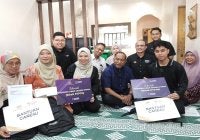 YB Dato’ Seri Diraja Dr. Zambry Abd Kadir, Menteri Pendidikan Tinggi (tengah) dan YBhg. Dato’ Seri Norliza Abdul Rahim, Pengerusi PTPTN (tiga dari kiri) bergambar bersama penerima Biasiswa Anak eKasih PTPTN (BAeK PTPTN) di Kulai, Johor