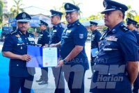 Mohd Yusoff menyampaikan surat penghargaan kepada pegawai terlibat pada perhimpunan bulanan di IPK Kelantan, Kota Bharu pada Isnin. 