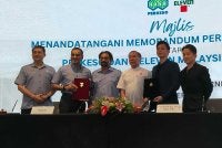 Mohd Annuar (tiga dari kanan) bersama Subahan (tiga dari kiri) menyaksikan pemeteraian MoU di antara 7-Eleven dan PERKESO di Pusat Rehabilitasi Neuro-Robotik dan Sibernik Kebangsaan PERKESO di Bandar Meru Raya, Ipoh pada Isnin.