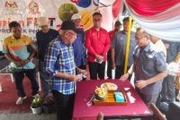 Mahdzir (kiri) hadir merasmikan Durian Fest @ PROSPEK Pedu 4.0 di Bukit Langsat, Padang Setol di Pedu pada Isnin.