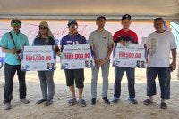 Mohd Fuad (tiga dari kanan) bergambar bersama pemenang Pertandingan Memancing Jelajah Joran Pantai Timur (JJPT) di Pantai Sepat.