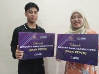 Alin Nairien (kanan) dan Muhammad Amar (kiri) menerima Biasiswa Anak eKasih PTPTN (BAeK PTPTN).