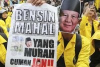 Seorang demonstran memakai topeng bergambar wajah Presiden Indonesia, Prabowo Subianto, ketika menyertai protes antikerajaan di Jakarta. - Foto Anadolu.