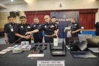 Shazeli menunjukkan rampasan wang tunai melibatkan sindiket penipuan pelaburan dalam talian yang dirampas dalam serbuan di Country Heights, Kajang. 