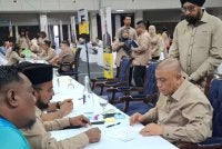 Saarani (kanan) dalam Program Mesra Hari Bertemu Pelanggan Kerajaan Negeri Perak di Stadium Indera Mulia Ipoh pada Isnin.