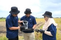 Teknologi sensor tanah pintar membantu pesawah memantau kandungan nutrien tanah  sekali gus mengelak penggunaan baja yang berlebihan.