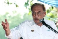 Anwar berucap pada Majlis Hi-Tea Bersama Komuniti Nelayan, Petani, Usahawan IKS, Belia Tempatan, Warga Pendidik dan Masyarakat Setempat di 9 Medan Selera Pantai Leka. - Foto Bernama