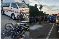 Keadaan motosikal dinaiki mangsa yang rosak teruk selepas bertembung dengan sebuah ambulans. Gambar kecil: Allahyarham Faris Dasuki