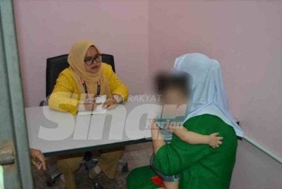 Siti ketika berkongsi perit jerih membesarkan anak perempuannya berusia setahun di balik tirai besi di Penjara Pengkalan Chepa, Kota Bharu.