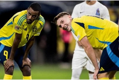 Gandingan Isak (kiri) dan Gyokeres jadi taruhan Sweden dalam usaha merobek gawang Tunisia. Foto Agensi