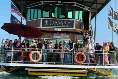 Ahli-ahli Penggerak Wanita Pasir Puteh menyertai program santai selama dua hari satu malam di Tasik Kenyir pada 8 dan 9 Jun lalu dengan menginap di Houseboat Tiasara.