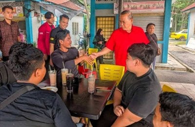 Aminuddin menyantuni serta beramah mesra dengan masyarakat di Dataran Tanjung Agas, Port Dickson Facebook: Menteri Besar