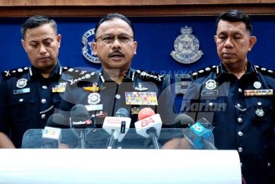 Mohd Yusoff (tengah) semasa sidang akhbar selepas perhimpunan bulanan di IPK Kelantan, Kota Bharu pada Isnin. 
