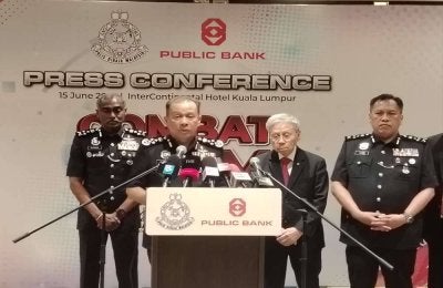 Mohd Khalid (dua dari kiri) dalam sidang akhbar Majlis Pelancaran Perangi Scam: Dua Pasukan Satu Matlamat di ibu negara pada Isnin.