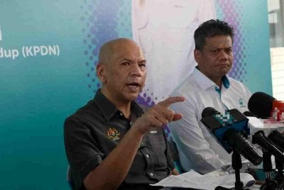 Armizan bercakap kepada pemberita dalam sidang akhbar sempena majlis penyerahan kad Fleet di Kota Kinabalu pada Isnin.