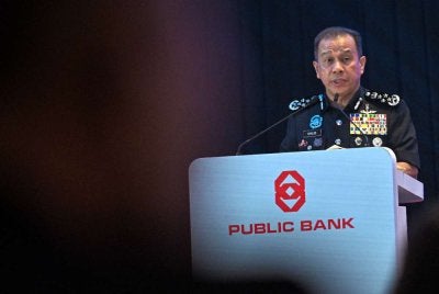 Mohd Khalid berucap ketika Majlis Pelancaran Perangi Scam : Dua Pasukan, Satu Matlamat pada Isnin. Foto: Bernama 