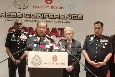 Mohd Khalid (dua dari kiri) ketika sidang akhbar sempena Majlis Pelancaran Perangi Scam: Dua Pasukan Satu Matlamat pada Isnin.