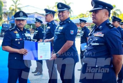 Mohd Yusoff menyampaikan surat penghargaan kepada pegawai terlibat pada perhimpunan bulanan di IPK Kelantan, Kota Bharu pada Isnin. 