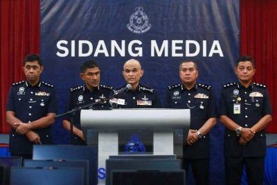Shazeli (tengah) dalam sidang akhbar di IPK Selangor pada Isnin.