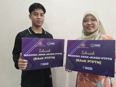 Alin Nairien (kanan) dan Muhammad Amar (kiri) menerima Biasiswa Anak eKasih PTPTN (BAeK PTPTN).