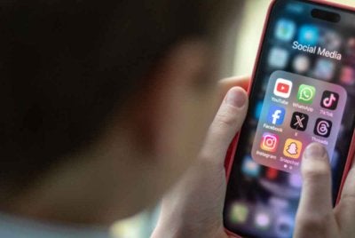  Kanak-kanak di United Kingdom berusia bawah 16 tahun akan dilarang menggunakan media sosial. - Agensi