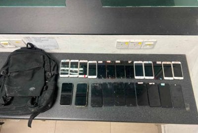Hasil pemeriksaan menemukan 45 unit telefon bimbit, 142 kad sim luar negara serta dua pendrive dengan nilai keseluruhan rampasan dianggarkan RM48,040. Foto PGA